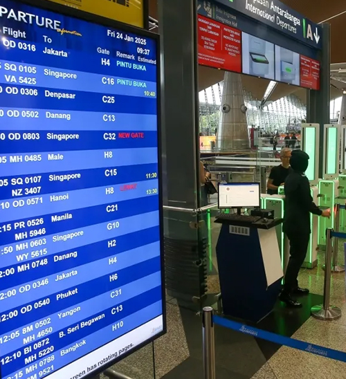 Chinese Woman Causes Chaos at Customs, Tears Off Muslim Immigration Officer's Hijab and Assault